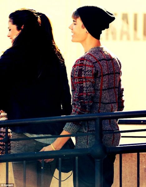 Foto: Justin Bieber: V javnosti grabil Seleno Gomez za zadnjico!