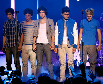 Video: One Direction prvič v živo zapeli One Thing in obnoreli najstnice!