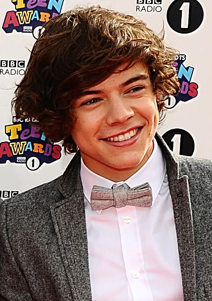 Šok! Harry iz One Direction: Mama se vmešava v njegovo ljubezensko življenje!