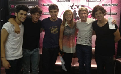 Ojoj! Harry iz 1D: Spet poljublja starejše!