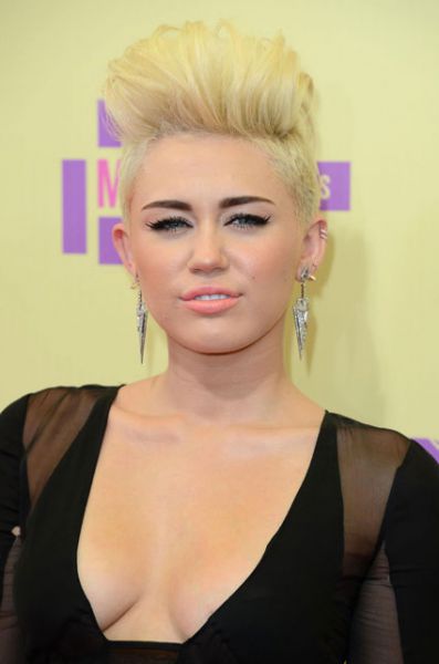 Bizarno! Miley Cyrus: Sanja, da si z Lady GaGa drgneta stopala!