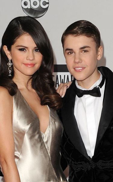 Justin in Selena: Napadena s strani radijskega voditelja!