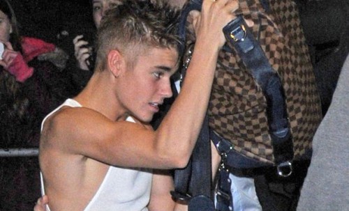 Nove govorice! Justin Bieber: Nikoli več se naj ne bi hotel vrniti v Veliko Britanijo!