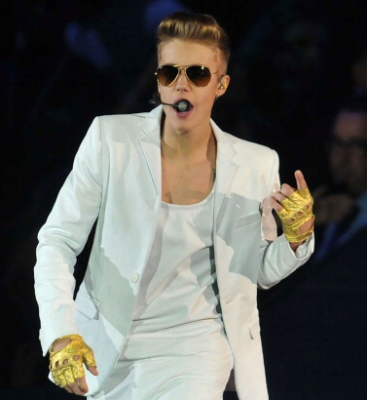 Justin Bieber: Ogledal si je seksi in na pol gole plesalke!