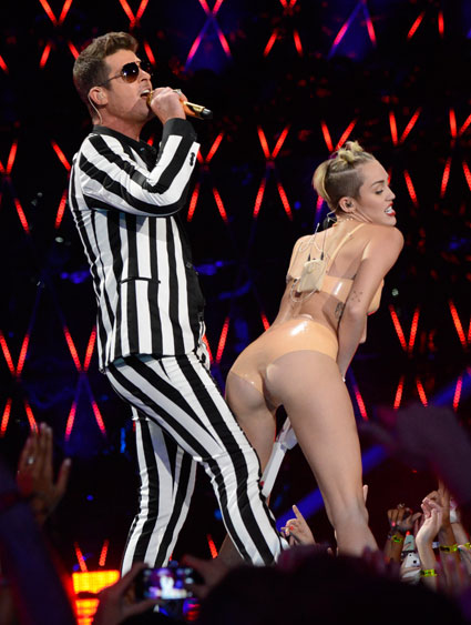 VROČE! Miley Cyrus: Njena plesalka se je počutila ponižano!