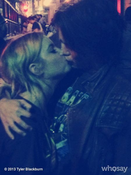 Končno priznala?! Ashley Benson: Objavila fotografijo, na kateri se poljublja s soigralcem!
