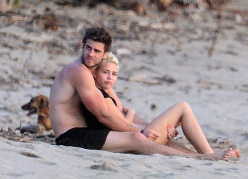 Miley Cyrus in Liam Hemsworth: Kljub govoricam še nista poročena!