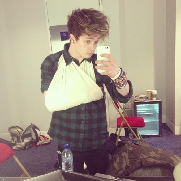 The Vamps: Connor Ball je padel z odra!