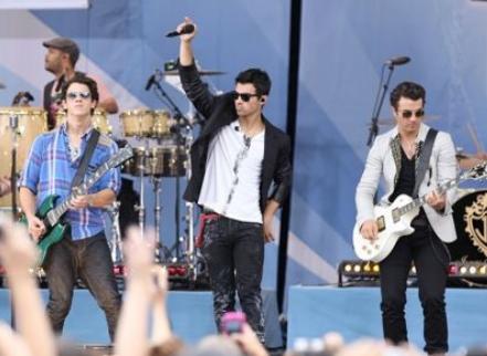 VROČE: Jonas Brothers so ostali brez svoje serije 'JONAS'!
