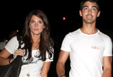 Ashley Greene: V zvezi z Joejem je ona tista, ki nosi hlače!