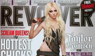 FOTO: 17-letna Taylor Momsen pozirala v spodnjem perilu in s pištolo v rokah!