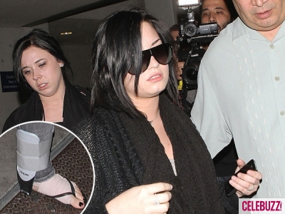 FOTO: Demi Lovato s skrivnostno poškodbo gležnja