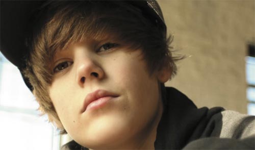 VIDEO: Oboževalka Justinu Bieberju v glavo vrgla plastenko vode!