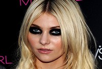 Taylor Momsen: Se raje ukvarja z mobitelom, kot da bi si zapomnila besedilo za 'Opravljivko'?!