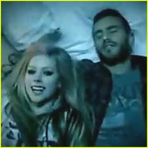 VIDEO: Oglej si pravkar izdani in zabavni videospot Avril Lavigne za 'What the hell'!