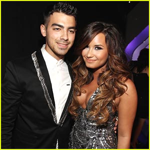 Foto: Demi Lovato in Joe Jonas prvič po razhodu ujeta skupaj!