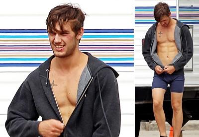 Vroče! Alex Pettyfer se je za potrebe filma slekel
