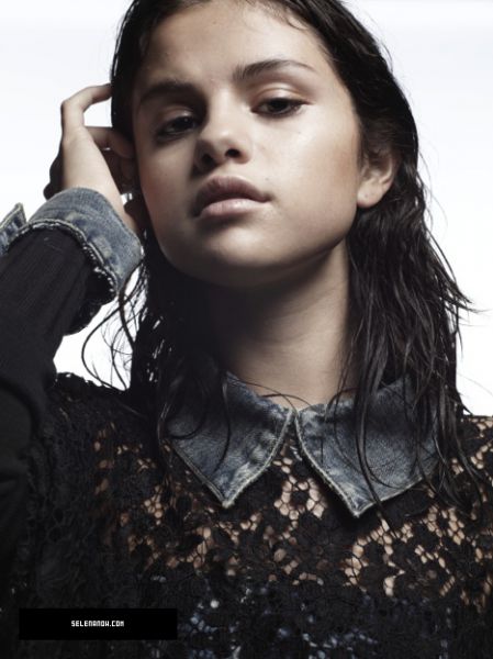 Pogum! Selena Gomez: Za revijo se je slikala skoraj brez ličil!