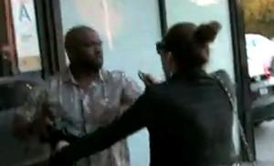 VIDEO: Miley Cyrus: Napadla je paparaca!
