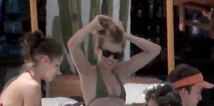AnnaLynne McCord: Razkazuje se v kopalkah