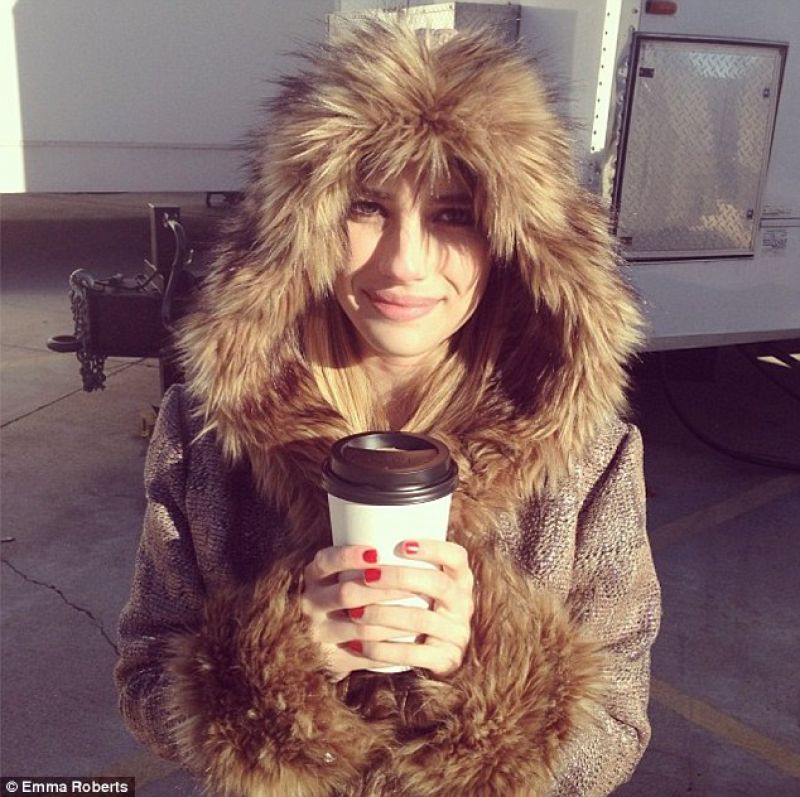 Emma Roberts: Družini ni povedala, da je zaročena?!