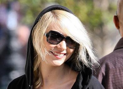 FOTO: Taylor Momsen: Kako lahko v takšnih čevljih sploh hodi?!