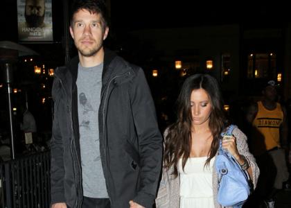 FOTO: Ashley Tisdale je proti svojemu fantu kot palček!