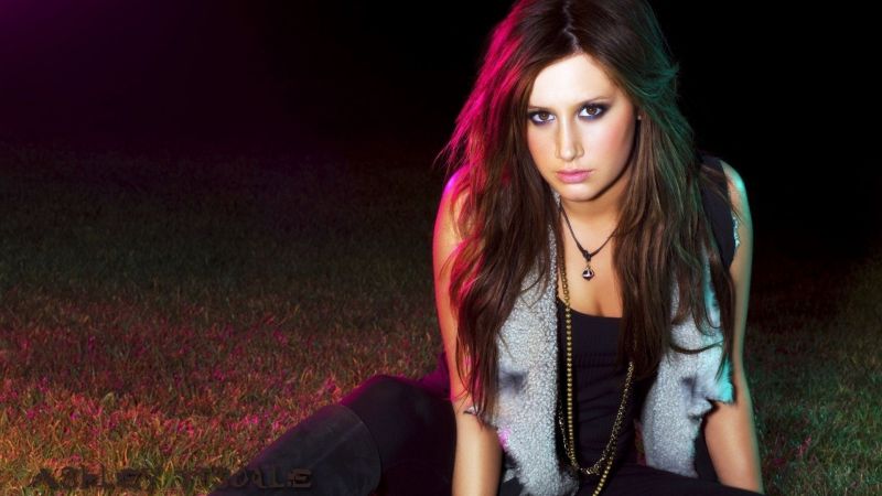 Šok! Ashley Tisdale: Nekdo ji je na Twitterju poslal več kot 18 tisoč sporočil!