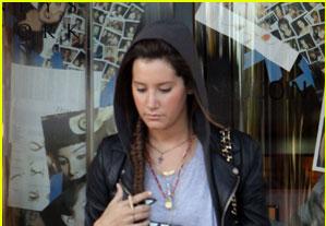 FOTO: Ashley Tisdale: Skriva se pod kapuco!