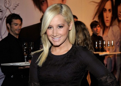 Ashley z novim avtomobilom