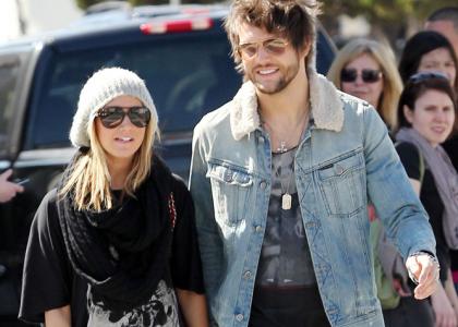 Foto: Vanessa Hudgens in Ashley Tisdale: Srečni v objemu svojih fantov!
