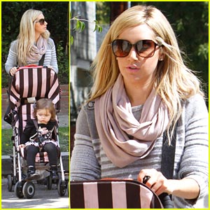 Foto: Ashley Tisdale: Otroški voziček ji odlično pristaja!