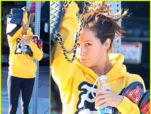 FOTO: Ashley Tisdale: Pred paparaci se skriva s Chanelovo torbico!