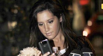FOTO: Ashley Tisdale: Na ozadju telefona ima samo sebe in fanta, ki jo poljublja!