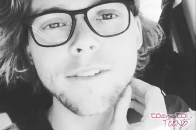UAU! 5SOS: Ashton Irwin se je pobril!