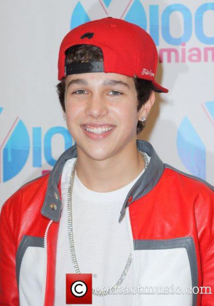 Austin Mahone: Z jabolki je obmetaval Taylor Swift!