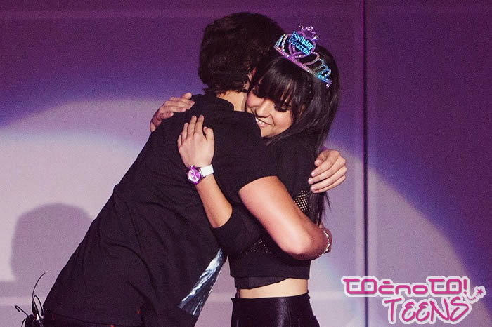 Austin Mahone Becky G poklonil ogroooomen šopek rož!