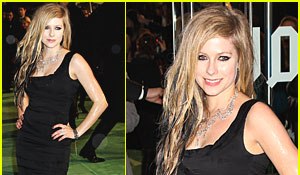 Seksi Avril na premieri 'Alice v čudežni deželi'