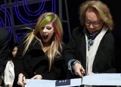 FOTO: Avril Lavigne: Na Japonskem jo nosijo po rokah