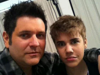 VROČE: Romantični Justin Bieber brez razloga Selenino hišo zasul z rožami!