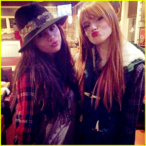 Foto: Bella Thorne in Selena Gomez: Poljubčki za božič!