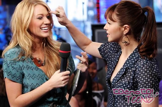 DOJENČEK: Takole je Blake Lively presenetila Amber Tamblyn!