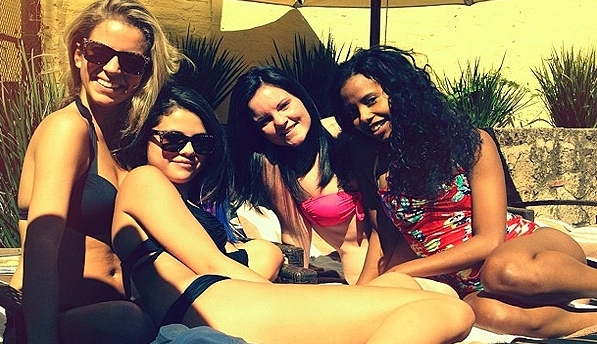 Selena Gomez: Na internet se je dala v bikinkah!