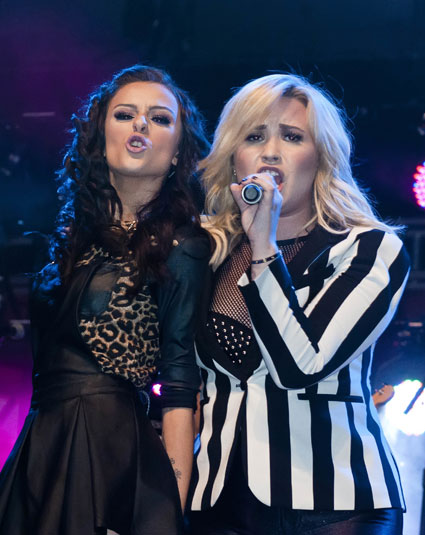 Video: Cher Lloyd in Demi Lovato: Prvič v živo zapeli svoj duet!