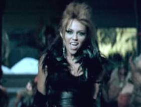 VROČE+VIDEO: Je Mileyjin novi videospot preveč seksi za 17-letnico?