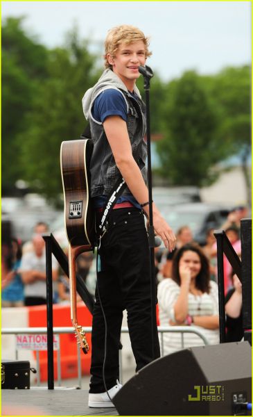 Cody Simpson navdušil oboževalce s petjem v živo!