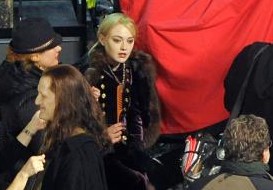 FOTO: Dakota Fanning sredi noči snemala 'Jutranjo zarjo'!