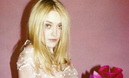 Šok! Dakota Fanning: Njena reklama za parfum preveč perverzna, da bi jo predvajali?!