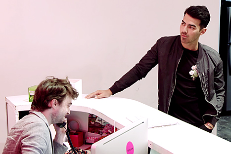 VIDEO! Joe Jonas ni prepoznal Daniela Radcliffa?!