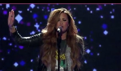 Video: Demi Lovato razturala na odru Ameriškega idola!